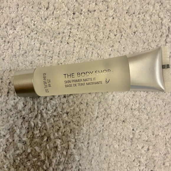 The Body Shop Matte It Makeup Primer - Picture 3 of 7